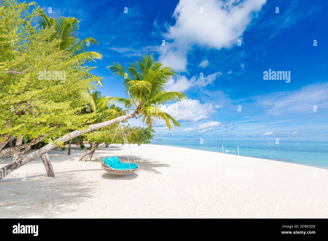 Fond tropical de plage comme paysage d'été avec balançoire de plage ou hamac et sable blanc et mer calme pour la bannière de plage. Des vacances parfaites sur la plage Banque D'Images