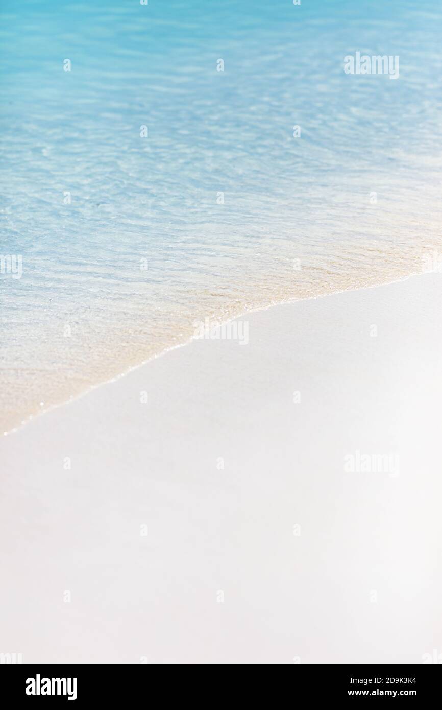 Plage de sable blanc et ciel bleu. Paysage tropical idyllique de nature, paysage de l'île paradisiaque, paisible, paysage tranquille, concept de sable de mer Banque D'Images