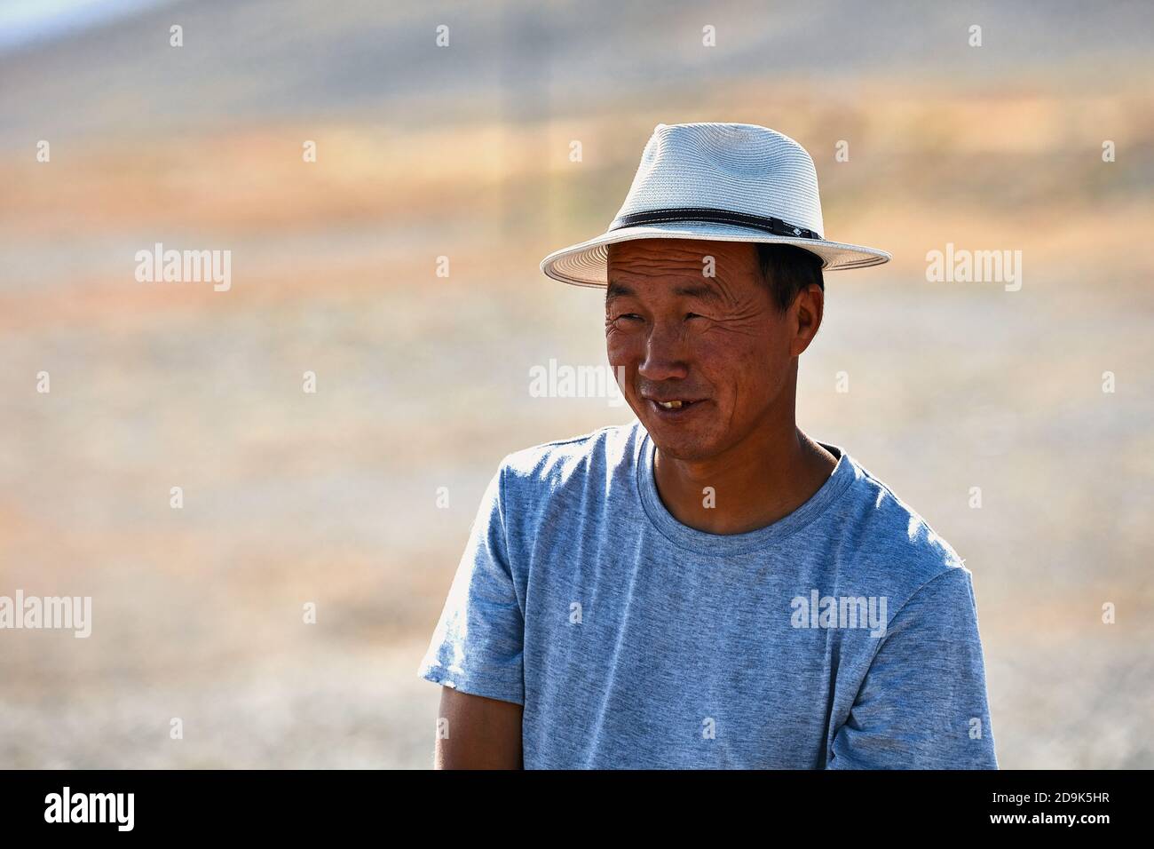 Portrait d'un nomade mongol moderne. 06.09.2019. Désert de Gobi, Mongolie. Banque D'Images