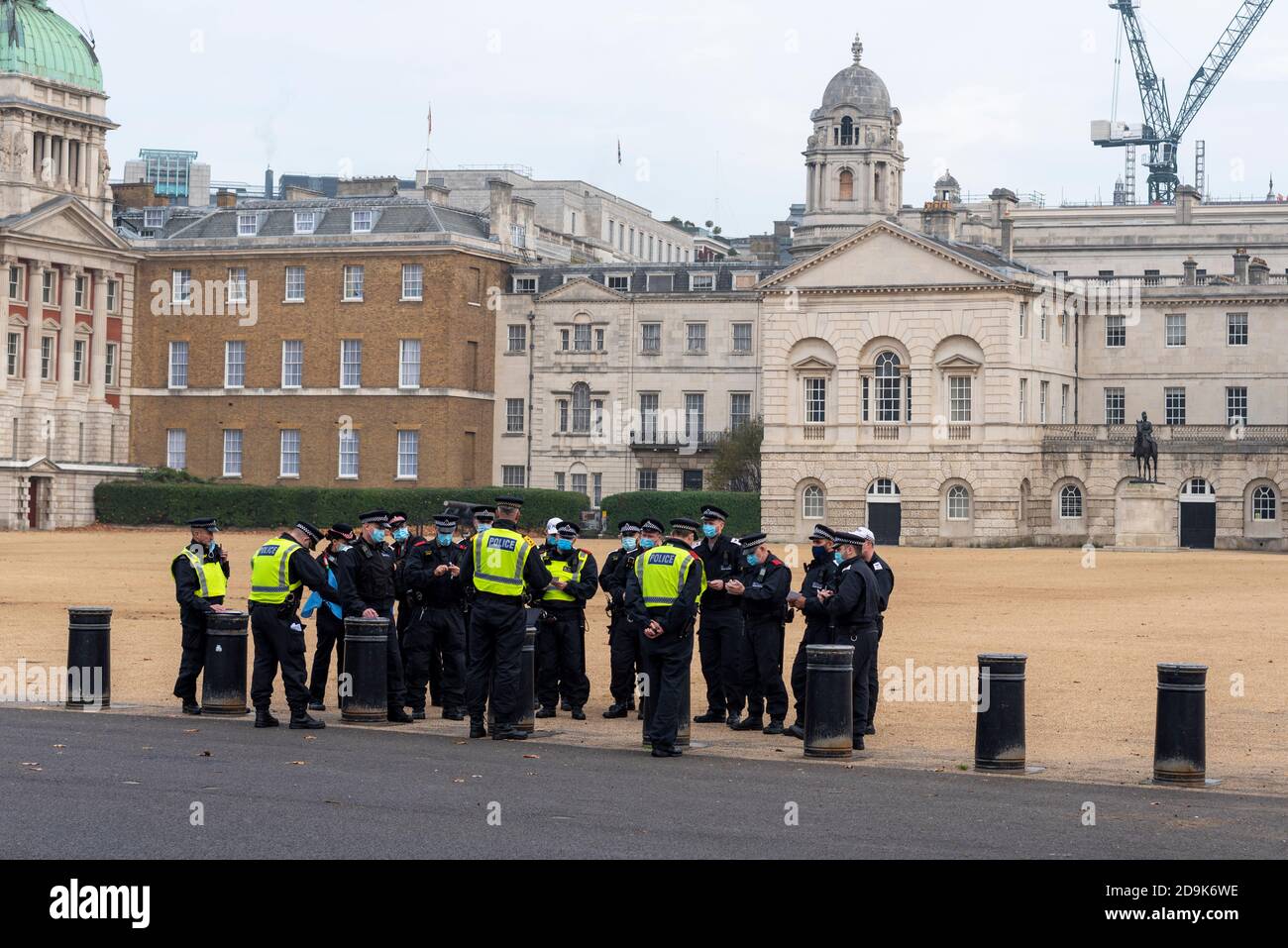 Grand groupe d'officiers de police à Horse Guards Parade, Westminster, Londres, Royaume-Uni, réunion d'information pour répondre à la manifestation anti-verrouillage prévue de la COVID 19 Banque D'Images