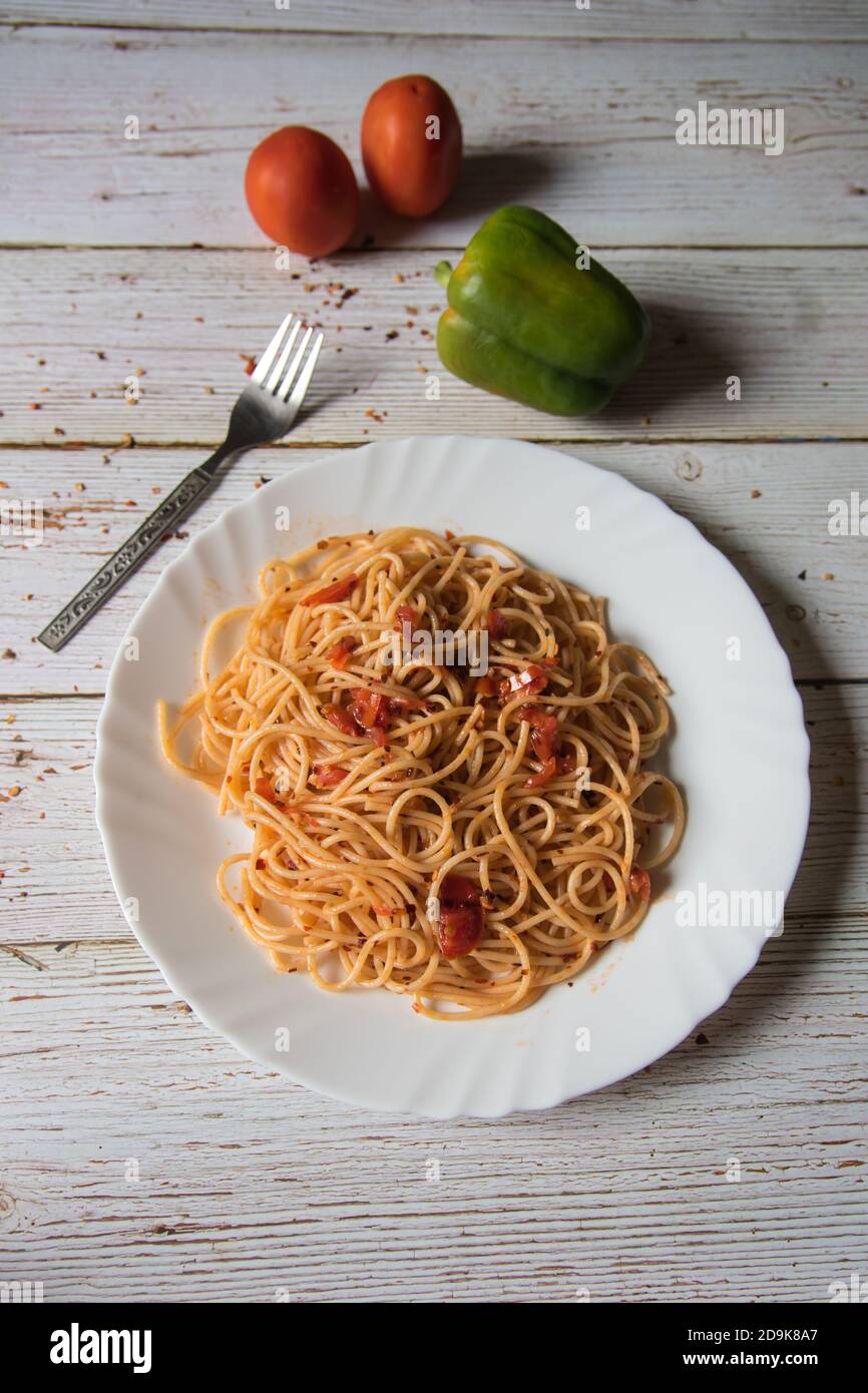 Vue de dessus de la fine cuisine italienne spaghetti bolognaise pâtes dans un plaque sur un arrière-plan Banque D'Images