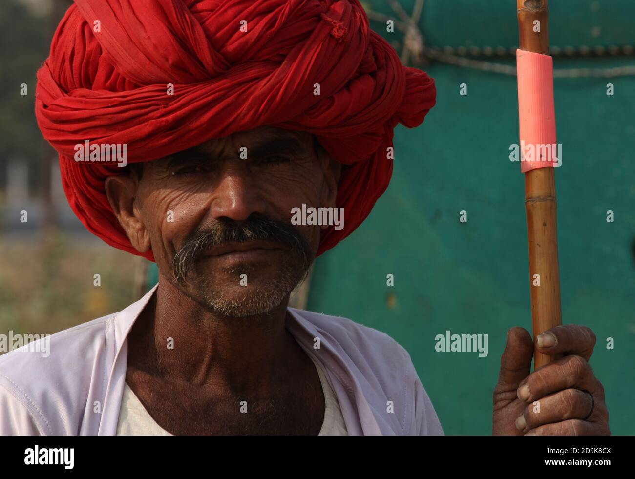 Un homme de Turban rouge tenant un bâton, est un tzigane indien (Banjara) voyageant avec ses moutons et sa famille. Également appelé Nomads, tiré à Greater Noida (U.P). Banque D'Images