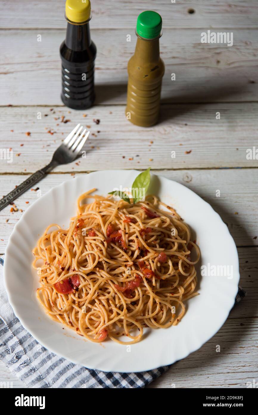 Pâtes italiennes fines spaghetti bolognaise dans une assiette avec condiments Banque D'Images