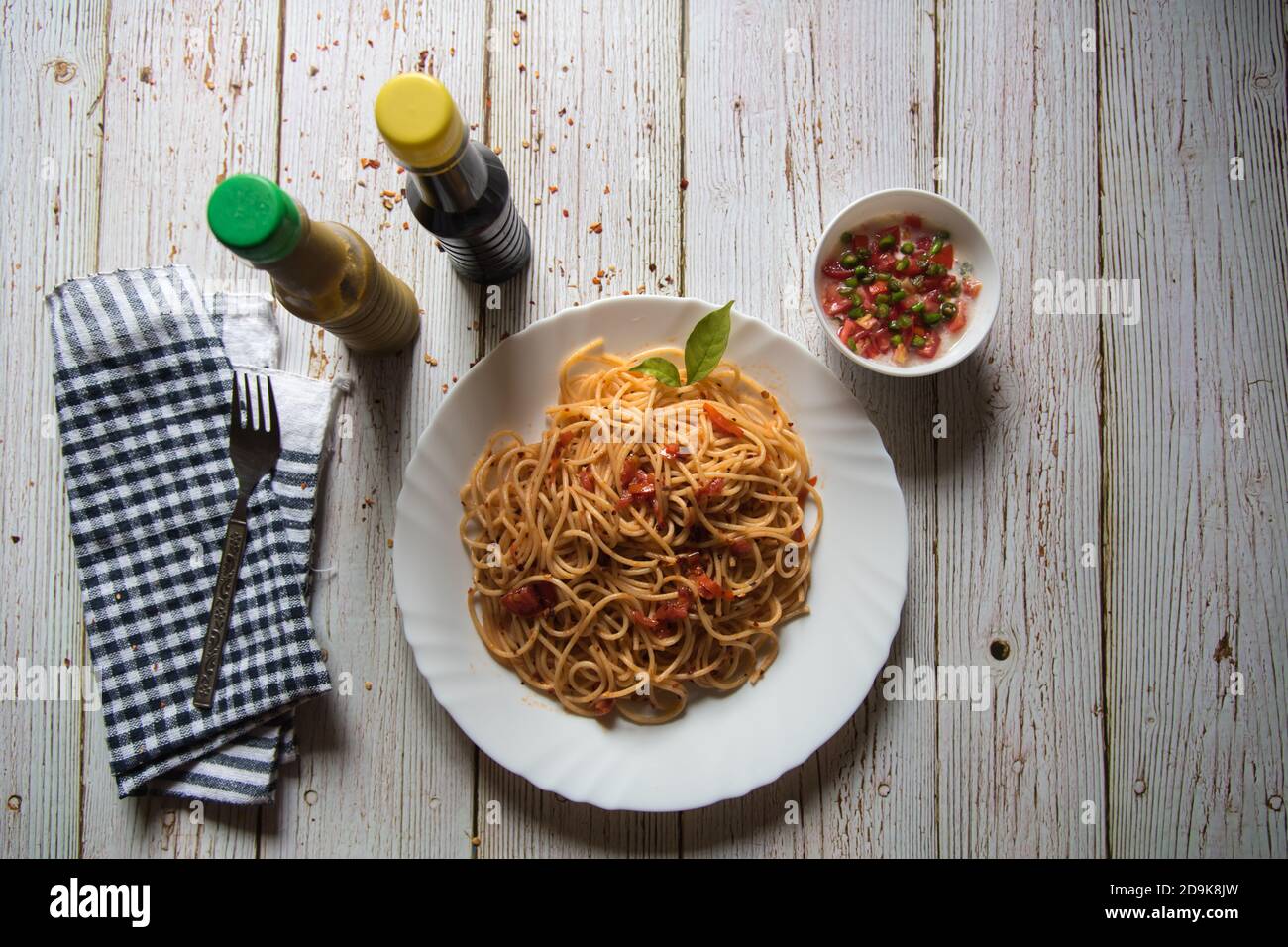 Ingrédients alimentaires populaires pâtes spaghetti fines italiennes dans une assiette en arrière-plan Banque D'Images