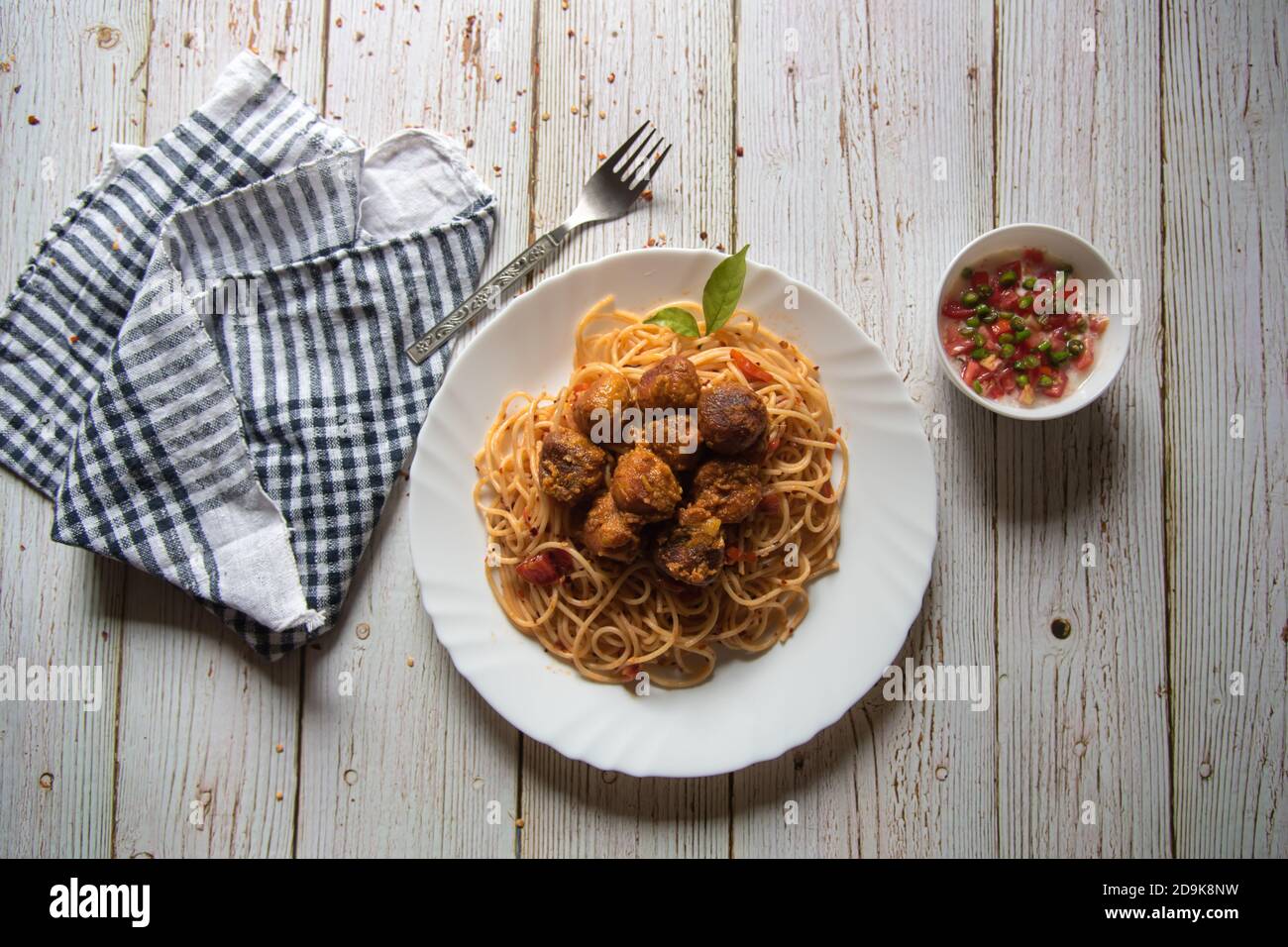 Spaghetti et boulettes de viande dans une assiette sur un fond Banque D'Images