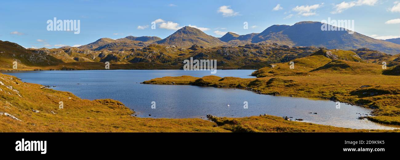 Vue du groupe Rois Bheinn à Moidart, vue du Loch Doir a Ghearrain, Ardnish, Arisaig, Lochaber, Highland, Écosse. Panoramique. Banque D'Images