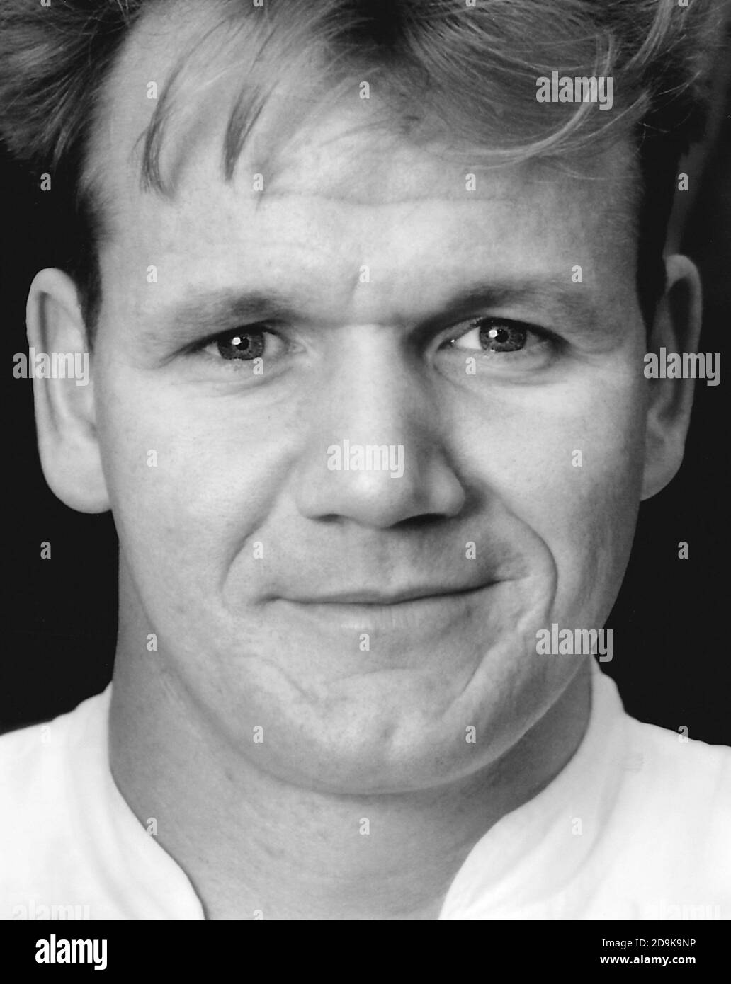 Gordon Ramsay comme un jeune homme en blanc de chef Banque D'Images