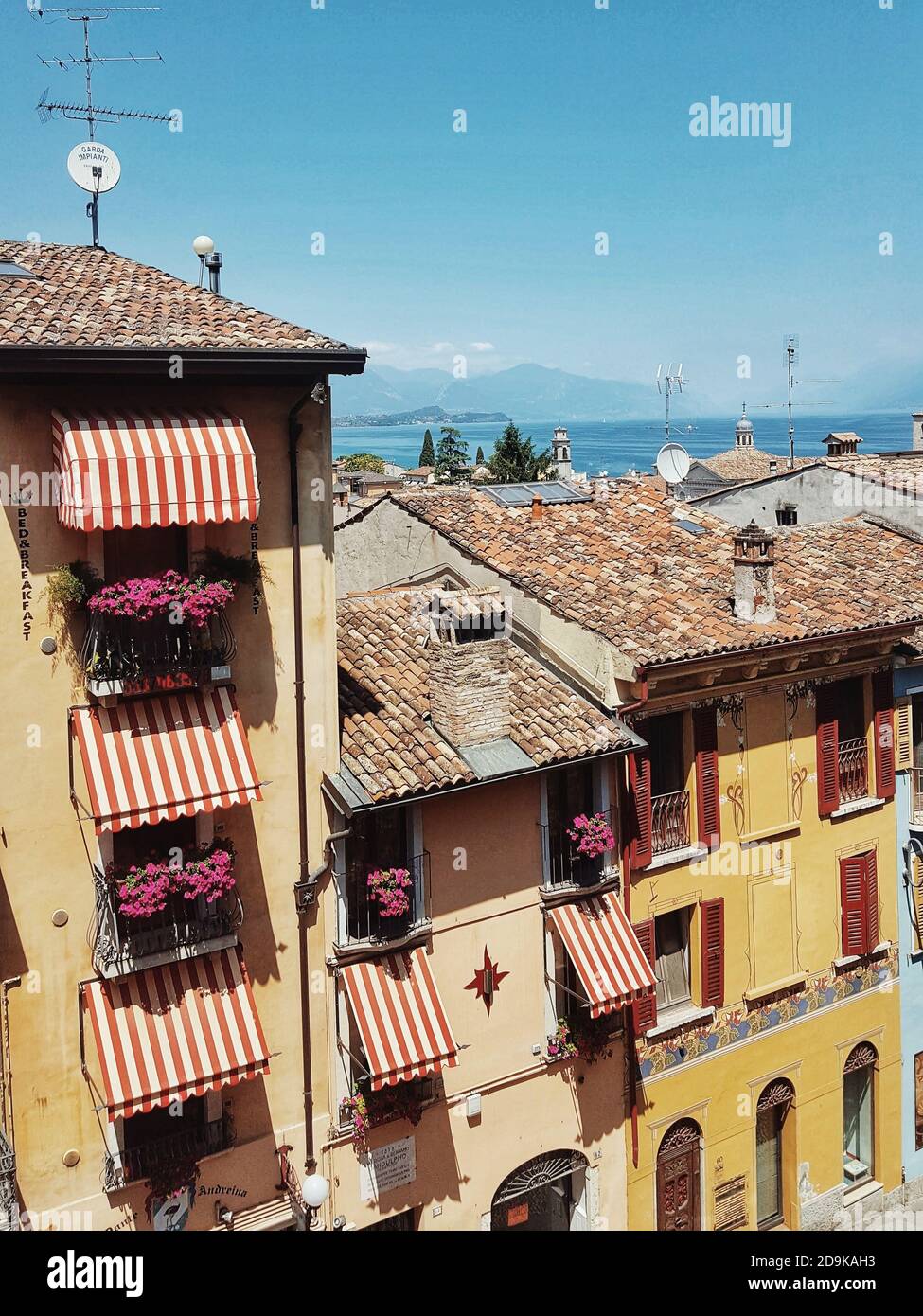 Façades de maisons colorées de la via Porto Vecchio à Desenzano del Garda, Lac de Garde, Italie Banque D'Images