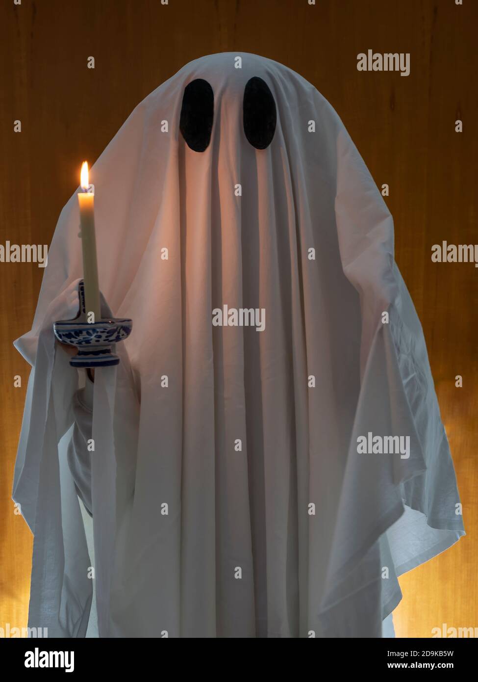Comment S Appelle Le Drap Blanc Du Fantome Un fantôme recouvert d'un drap blanc marche avec un bougie dans sa main  Photo Stock - Alamy
