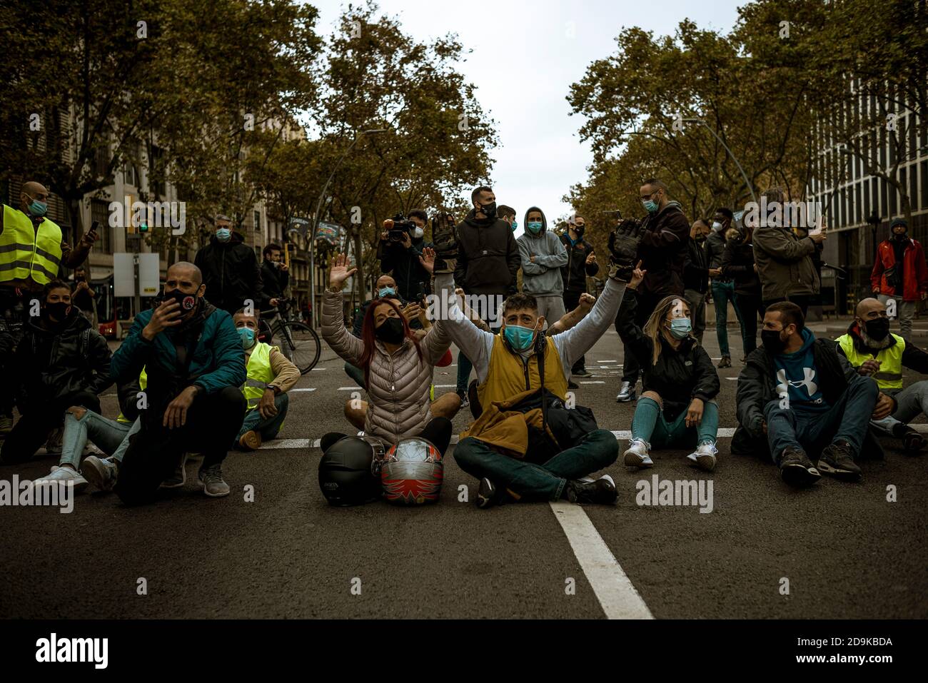 Barcelone, Espagne. 6 novembre 2020. Les manifestants concernés bloquent une route centrale qui criait des slogans contre les mesures anticovid19 comme des fermetures dans le secteur de l'accueil et des loisirs, le couvre-feu nocturne et les limitations des contacts sociaux imposées par le gouvernement catalan en raison de la propagation accélérée du coronavirus. Credit: Matthias Oesterle/Alamy Live News Banque D'Images