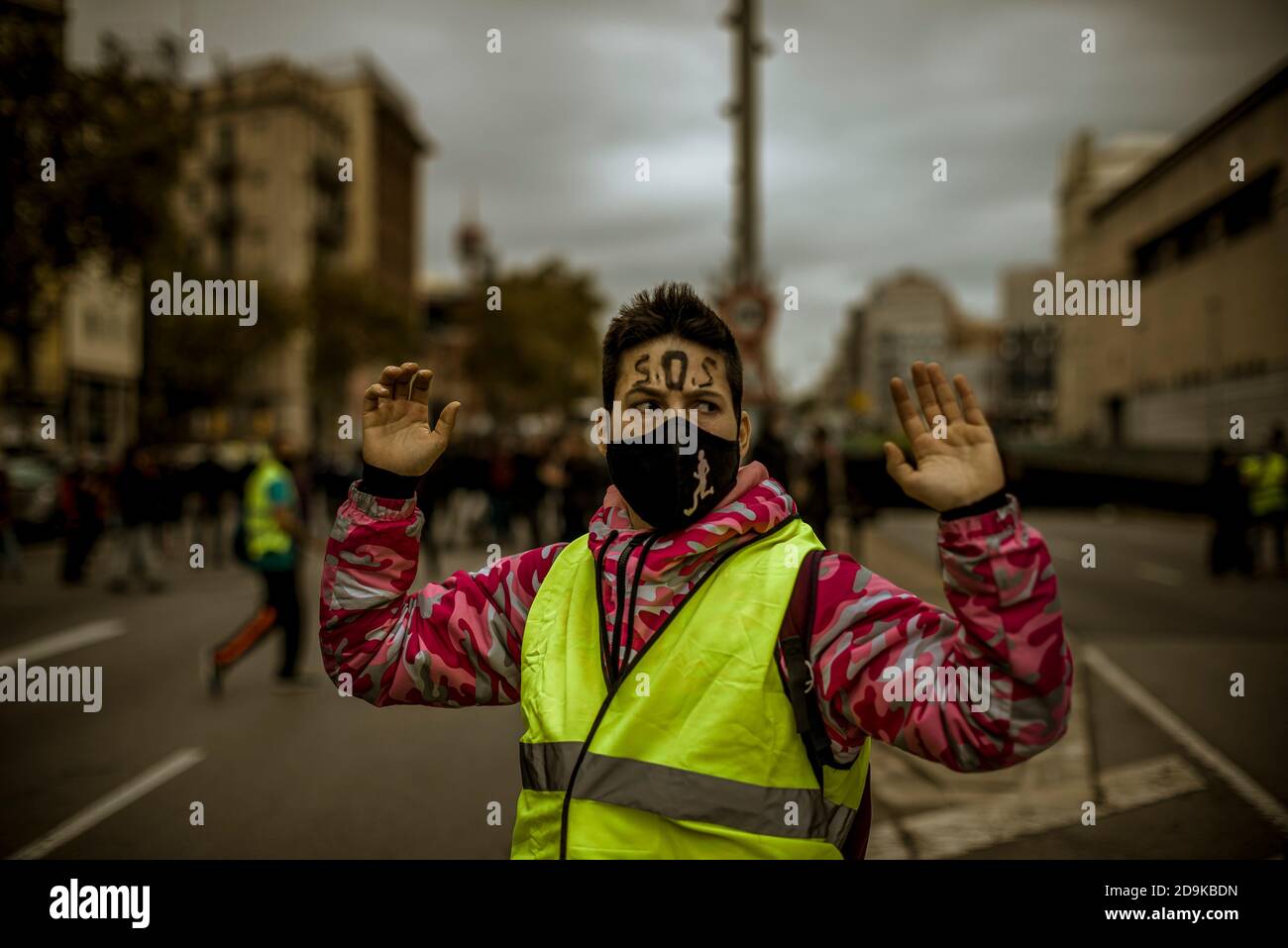 Barcelone, Espagne. 6 novembre 2020. Un manifestant affecté bloque une route lors d'une protestation contre les mesures anticovid19 comme des fermetures dans le secteur de l'accueil et des loisirs, le couvre-feu nocturne et les limitations des contacts sociaux imposées par le gouvernement catalan en raison de la propagation accélérée du coronavirus. Credit: Matthias Oesterle/Alamy Live News Banque D'Images