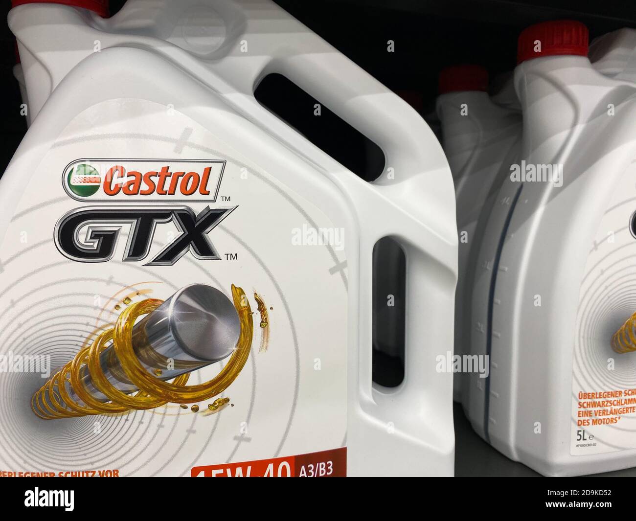 Viersen, Allemagne - novembre 4. 2020: Gros plan du réservoir d'huile moteur  Castrol GTX dans la tablette du supermarché allemand (foyer à gauche Photo  Stock - Alamy