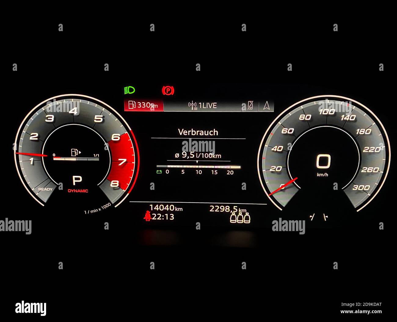Viersen, Allemagne - novembre 4. 2020 : gros plan de l'écran de commande du véhicule Audi A5 éclairé Banque D'Images
