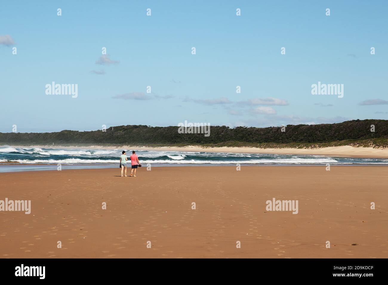 PORT ELIZABETH, AFRIQUE DU SUD - 03 novembre 2020 : deux personnes marchant sur la plage de la baie de Sardaigne. C'est une attraction touristique populaire dans la ville. Banque D'Images
