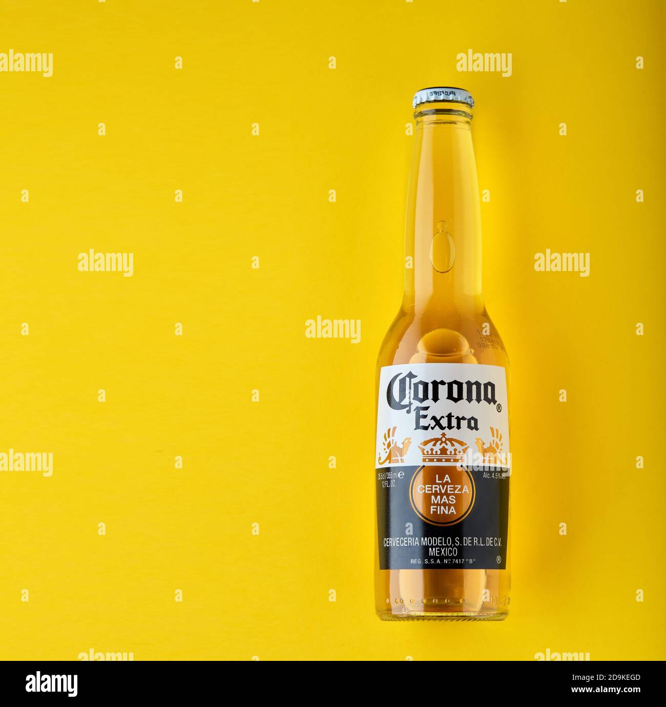 Bouteille de Corona Extra Beer. Sur fond jaune. Corona est fabriquée au Mexique et est la bière importée la plus vendue aux États-Unis. 13.03.2020 Banque D'Images