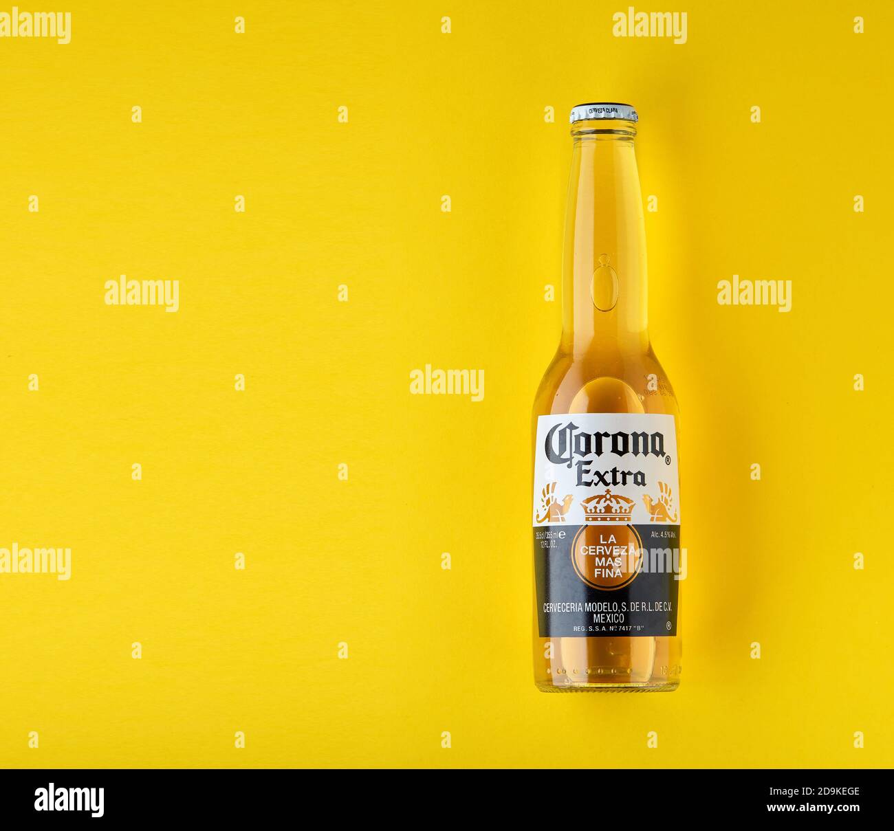 Bouteille de Corona Extra Beer. Sur fond jaune. Corona est fabriquée au Mexique et est la bière importée la plus vendue aux États-Unis. 13.03.2020 Banque D'Images