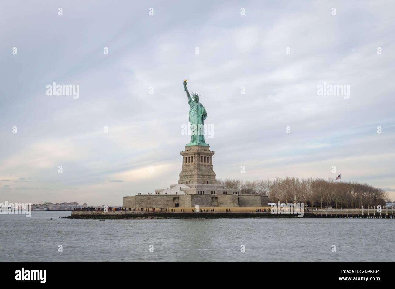 Vue en angle bas de la Statue de la liberté éclairant le monde. Liberty Island, Manhattan, New York City, États-Unis Banque D'Images