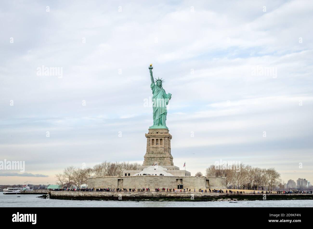 Vue en angle bas de la Statue de la liberté éclairant le monde. Liberty Island, Manhattan, New York City, États-Unis Banque D'Images