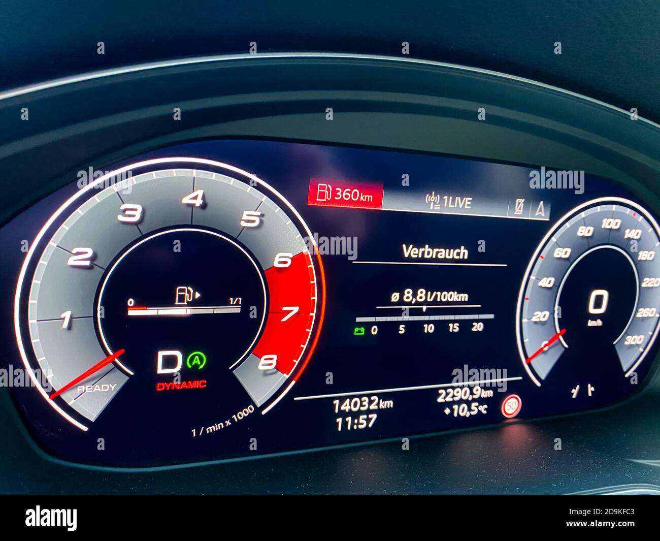 Viersen, Allemagne - novembre 4. 2020 : gros plan de l'écran de commande du véhicule Audi A5 éclairé Banque D'Images