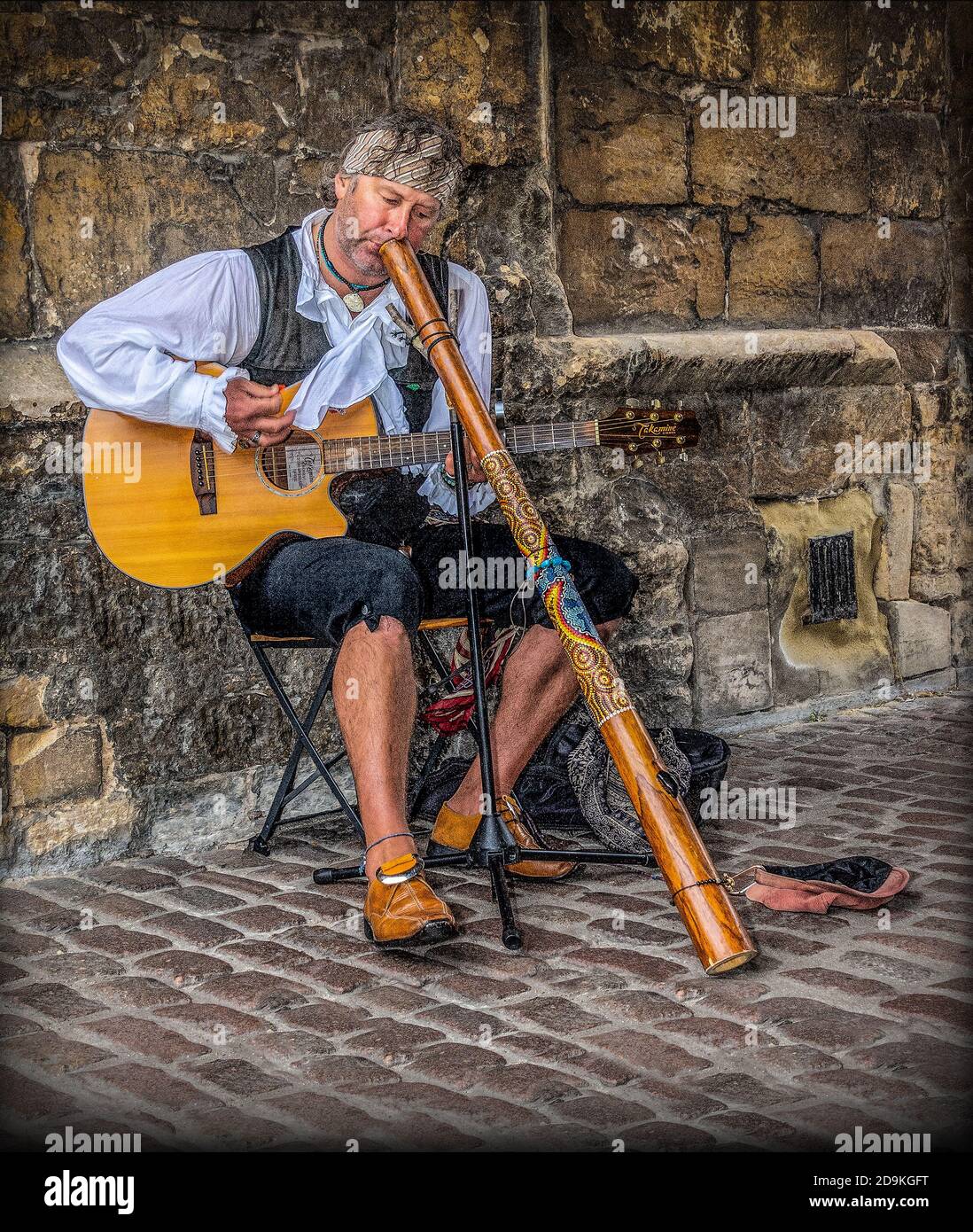 Musicien de rue, en costume d'époque jouant de la guitare et de  l'instrument de corne Photo Stock - Alamy