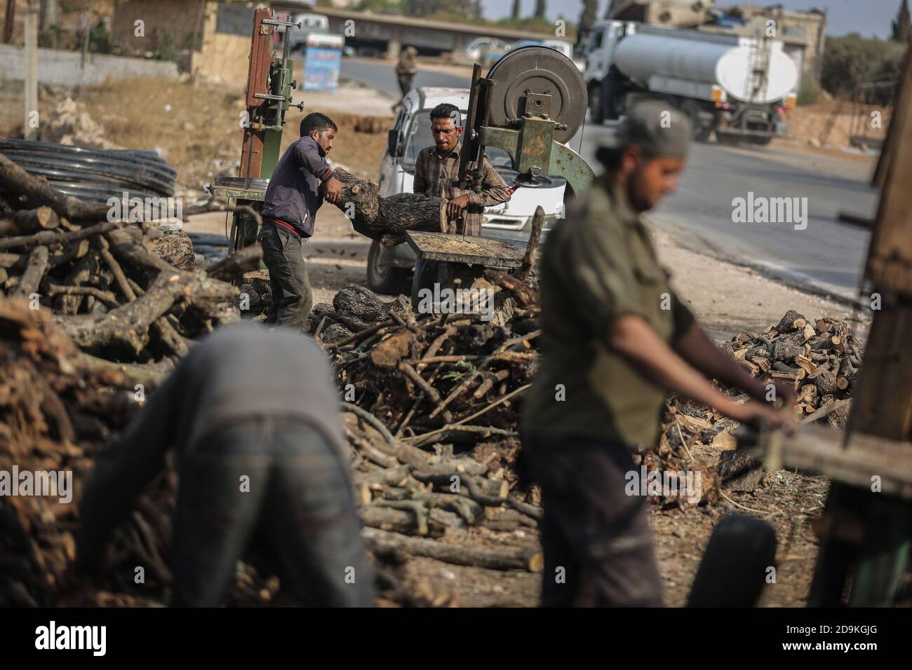 Idlib City, Syrie. 03ème novembre 2020. Une photo mise à disposition le 06 novembre 2020 montre des hommes syriens coupant des morceaux de bois, qui serviront plus tard comme source de chaleur pendant la saison hivernale difficile à venir. La Syrie déchirée par la guerre connaît des étés très chauds et des hivers tout aussi froids, ce qui pose des problèmes majeurs à des millions de personnes qui ont été contraintes de se déplacer à l'intérieur du pays en raison du conflit civil en cours. Credit: Aras Alkharboutli/dpa/Alamy Live News Banque D'Images