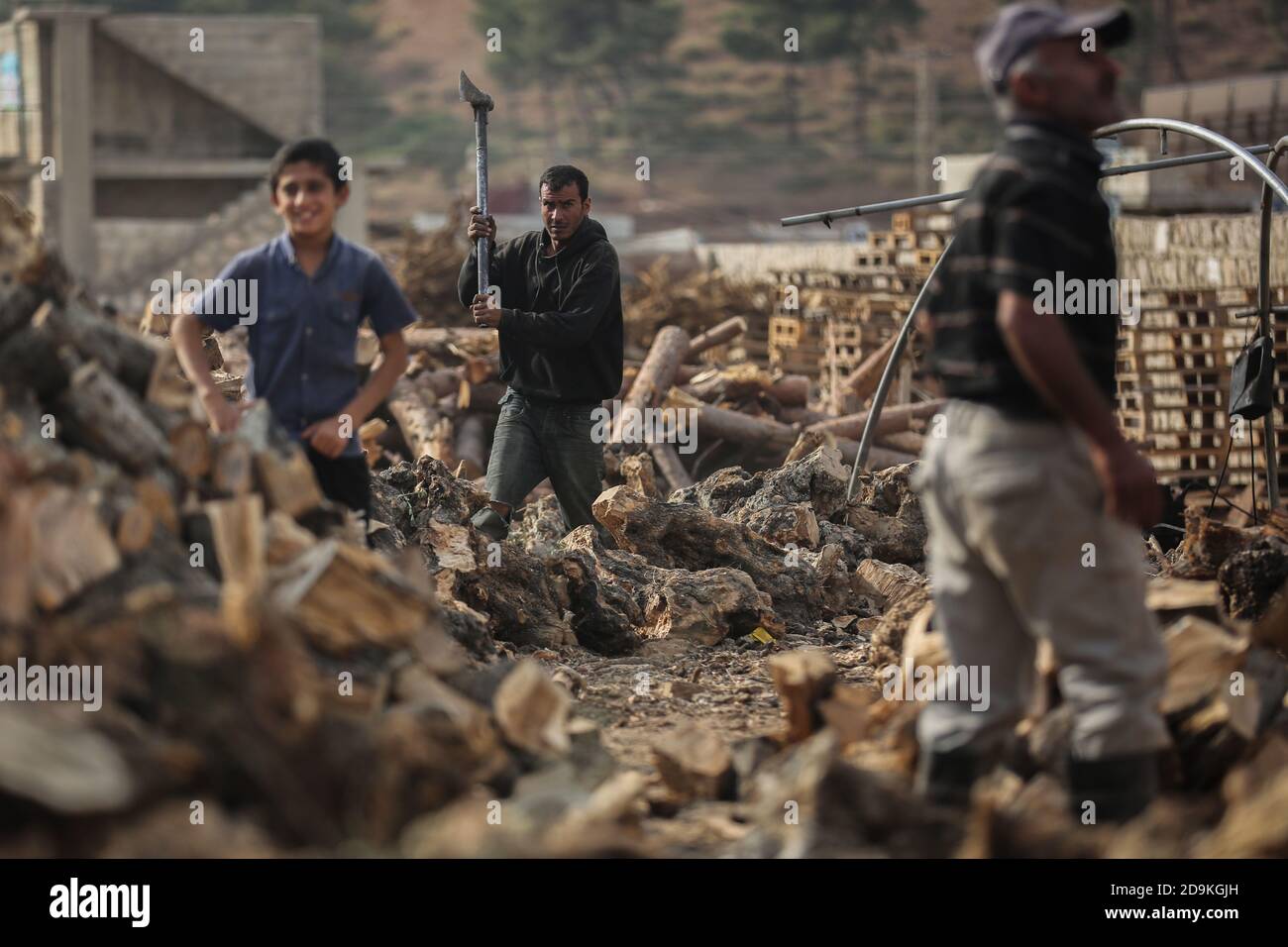 Idlib City, Syrie. 03ème novembre 2020. Une photo mise à disposition le 06 novembre 2020 montre des hommes syriens coupant des morceaux de bois, qui serviront plus tard comme source de chaleur pendant la saison hivernale difficile à venir. La Syrie déchirée par la guerre connaît des étés très chauds et des hivers tout aussi froids, ce qui pose des problèmes majeurs à des millions de personnes qui ont été contraintes de se déplacer à l'intérieur du pays en raison du conflit civil en cours. Credit: Aras Alkharboutli/dpa/Alamy Live News Banque D'Images