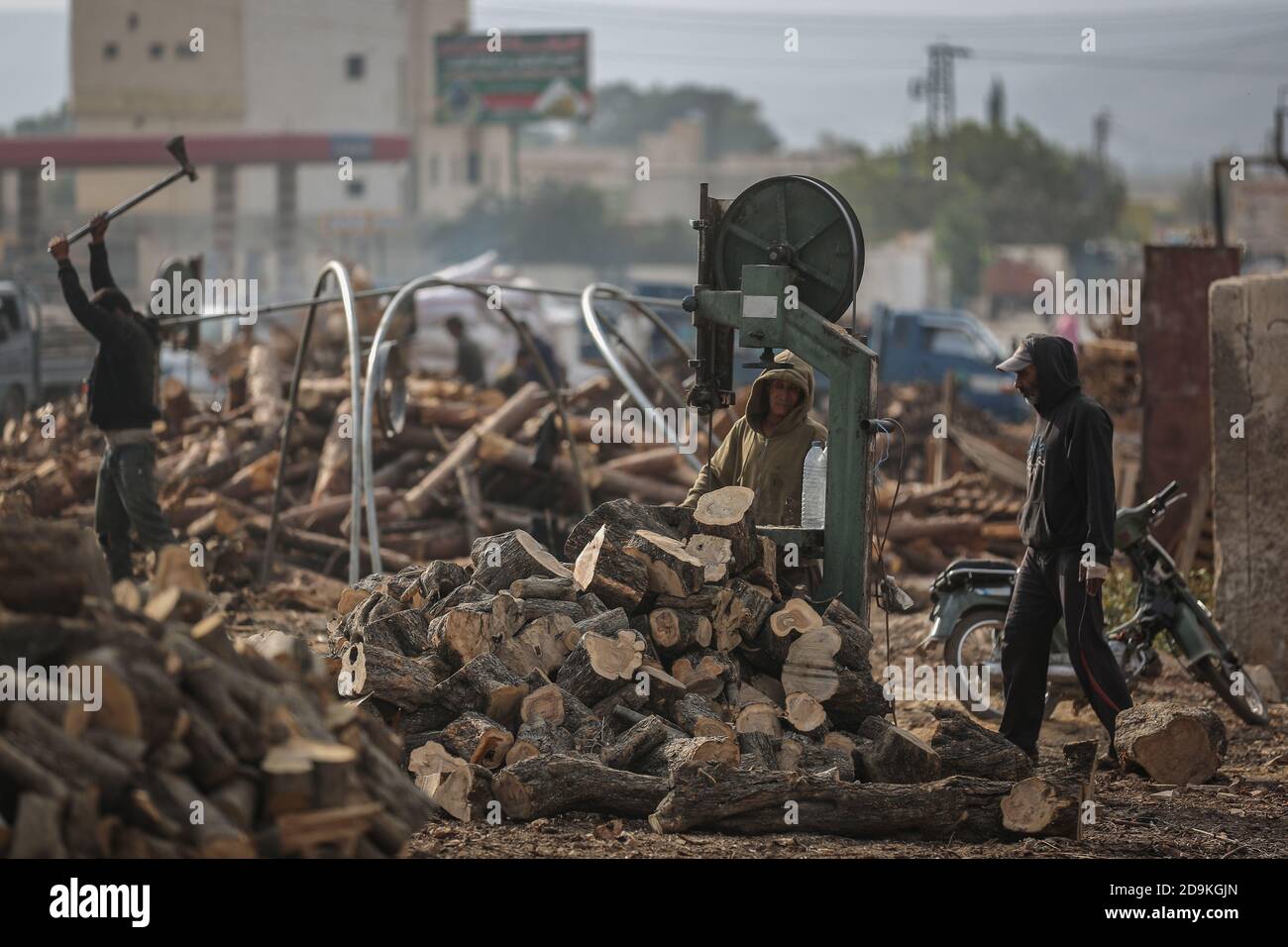 Idlib City, Syrie. 03ème novembre 2020. Une photo mise à disposition le 06 novembre 2020 montre des hommes syriens coupant des morceaux de bois, qui serviront plus tard comme source de chaleur pendant la saison hivernale difficile à venir. La Syrie déchirée par la guerre connaît des étés très chauds et des hivers tout aussi froids, ce qui pose des problèmes majeurs à des millions de personnes qui ont été contraintes de se déplacer à l'intérieur du pays en raison du conflit civil en cours. Credit: Aras Alkharboutli/dpa/Alamy Live News Banque D'Images