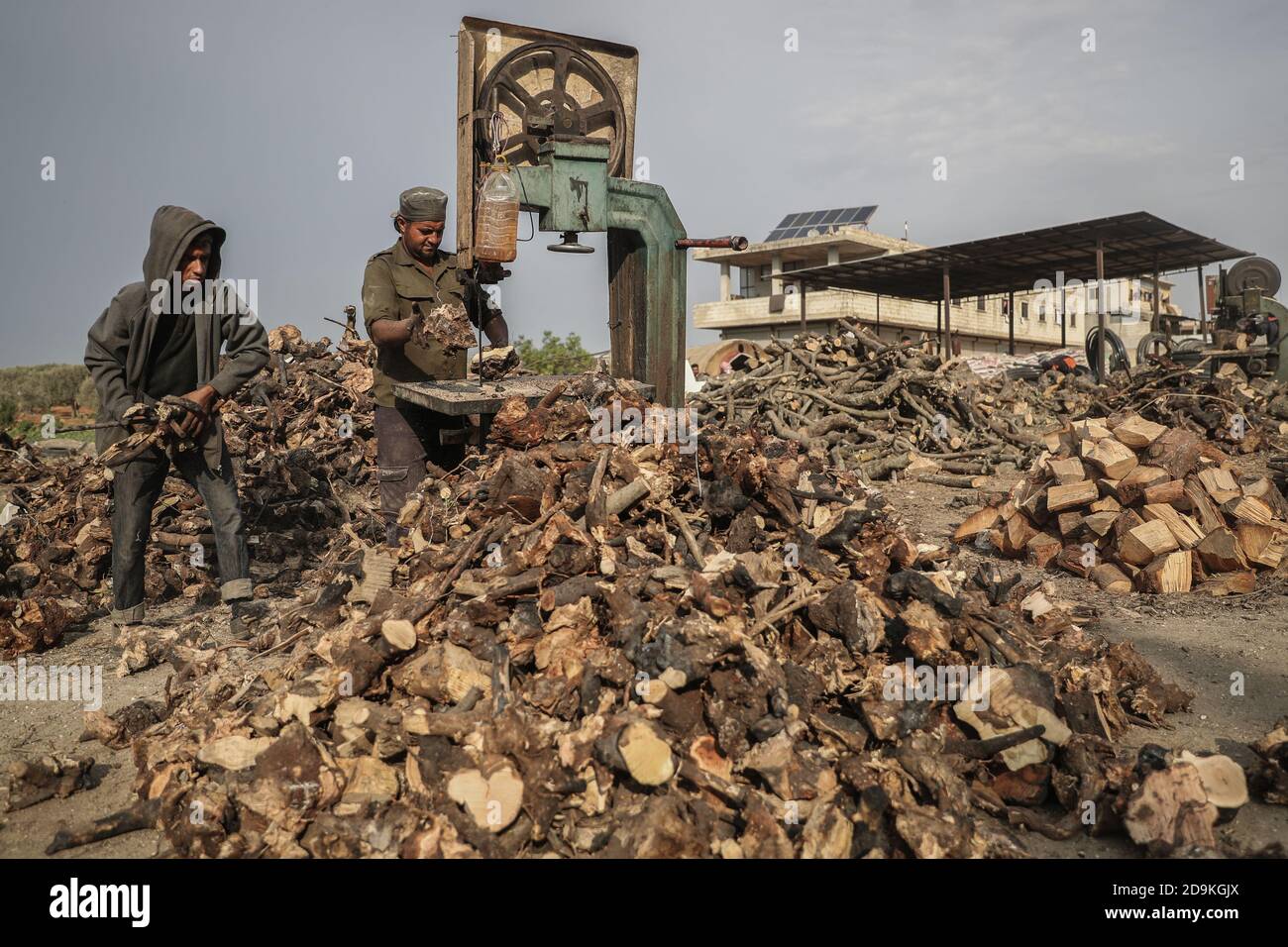 Idlib City, Syrie. 03ème novembre 2020. Une photo mise à disposition le 06 novembre 2020 montre des hommes syriens coupant des morceaux de bois, qui serviront plus tard comme source de chaleur pendant la saison hivernale difficile à venir. La Syrie déchirée par la guerre connaît des étés très chauds et des hivers tout aussi froids, ce qui pose des problèmes majeurs à des millions de personnes qui ont été contraintes de se déplacer à l'intérieur du pays en raison du conflit civil en cours. Credit: Aras Alkharboutli/dpa/Alamy Live News Banque D'Images