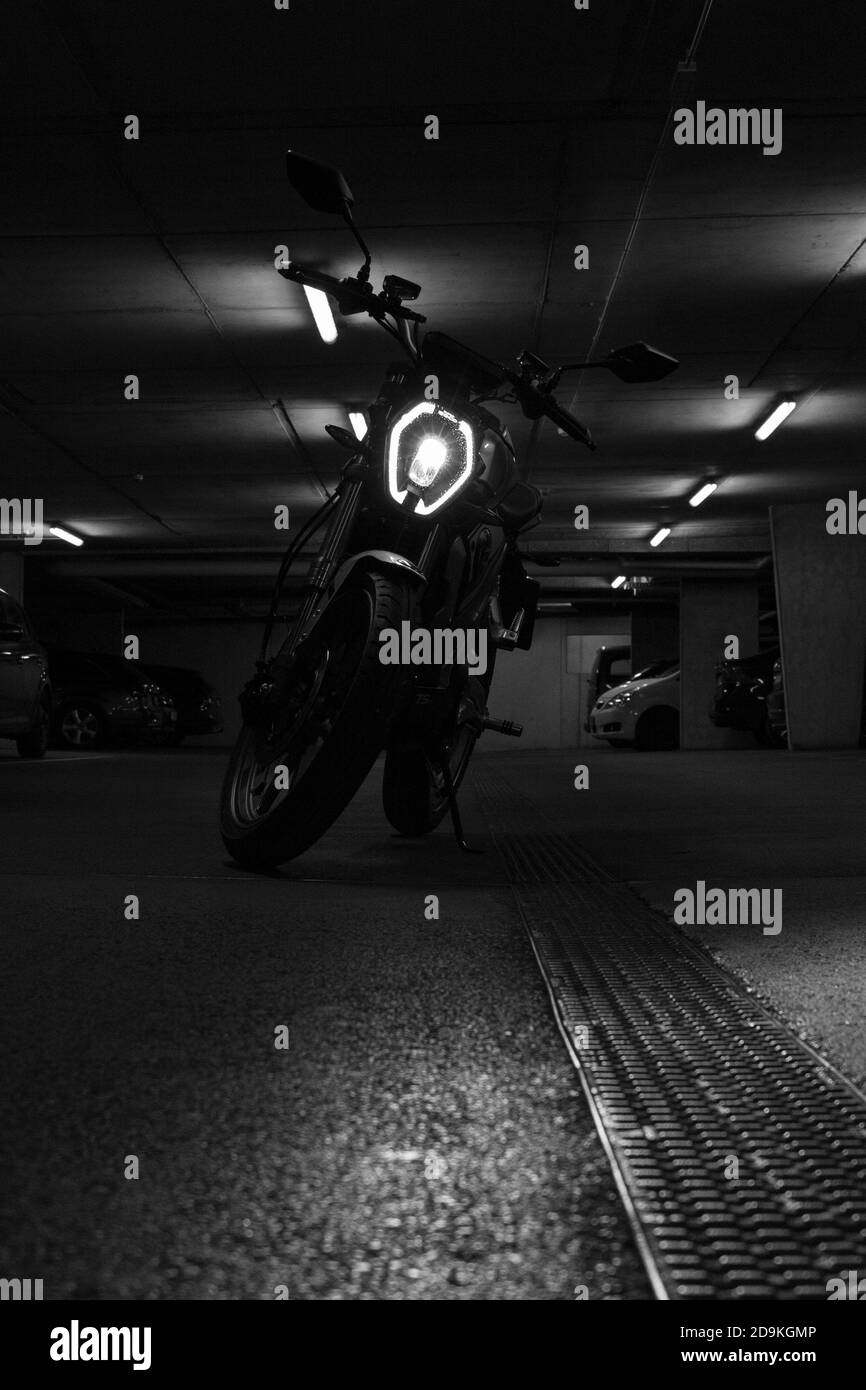 Moto électrique dans un test pratique. Banque D'Images