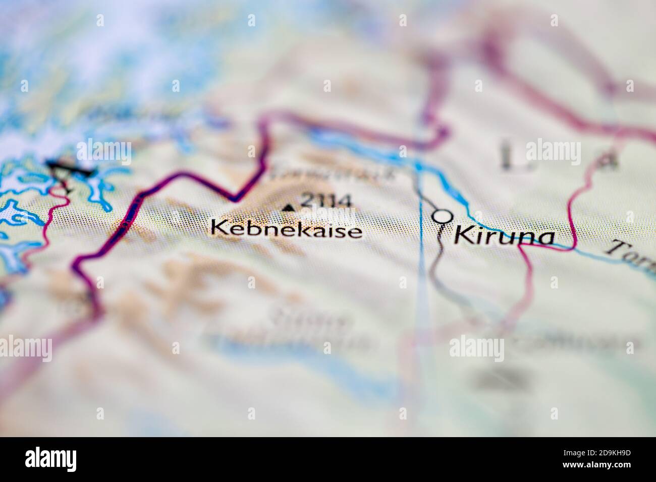 Faible profondeur de champ mise au point sur la carte géographique de Mont Kebnekaise en Suède Europe continent sur atlas Banque D'Images