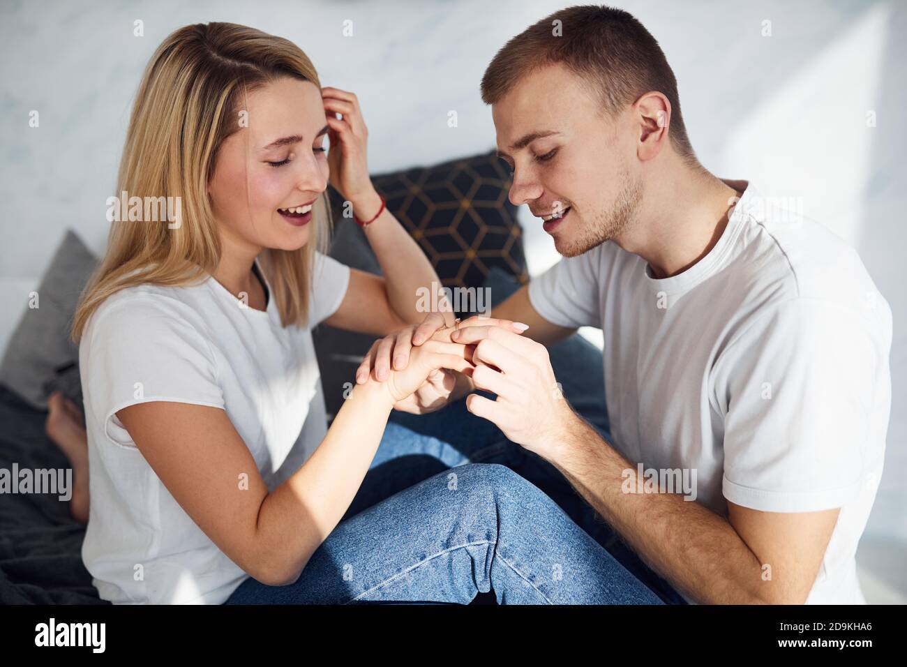 Jeune homme proposant sa petite amie à l'intérieur dans la chambre. Faire de l'engagement Banque D'Images