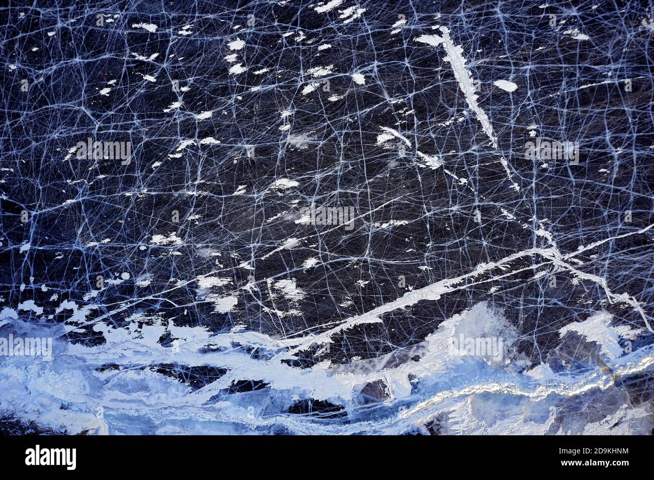 Lac Baikal gelé, vue aérienne. Magnifique paysage d'hiver avec glace claire et lisse. Célèbre monument naturel de la Russie. Bleu transparent avec profond Banque D'Images