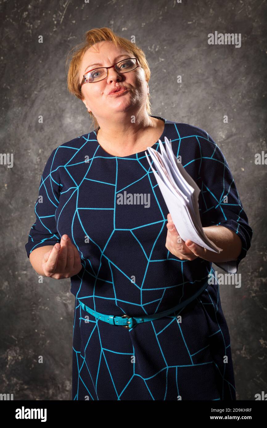 Femme d'âge moyen comptable avec des papiers portrait de studio Banque D'Images