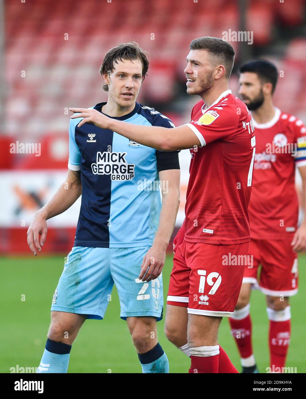 Joe Ironside (à gauche) de Cambridge avec Jordan Tunnicliffe de Crawley pendant le match de la Ligue deux entre Crawley Town et Cambridge Unis au People's Pension Stadium , Crawley , Royaume-Uni - 31 octobre 2020 - usage éditorial seulement. Pas de merchandising. Pour les images de football, les restrictions FA et Premier League s'appliquent inc. Aucune utilisation Internet/mobile sans licence FAPL - pour plus de détails, contactez football Dataco Banque D'Images