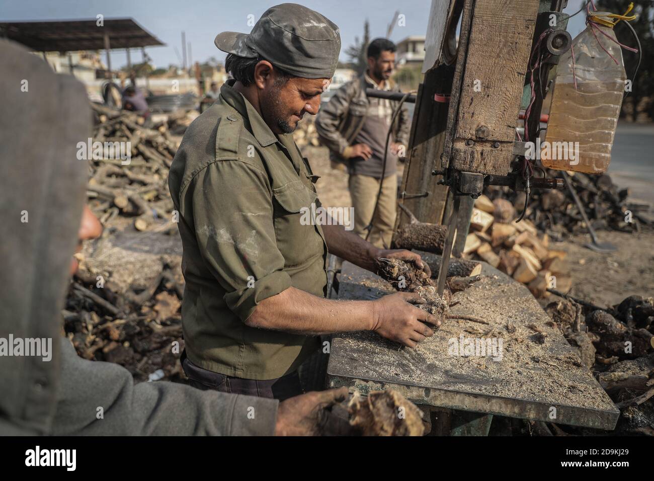 Idlib City, Syrie. 03ème novembre 2020. Une photo mise à disposition le 06 novembre 2020 montre des hommes syriens coupant des morceaux de bois, qui serviront plus tard comme source de chaleur pendant la saison hivernale difficile à venir. La Syrie déchirée par la guerre connaît des étés très chauds et des hivers tout aussi froids, ce qui pose des problèmes majeurs à des millions de personnes qui ont été contraintes de se déplacer à l'intérieur du pays en raison du conflit civil en cours. Credit: Aras Alkharboutli/dpa/Alamy Live News Banque D'Images