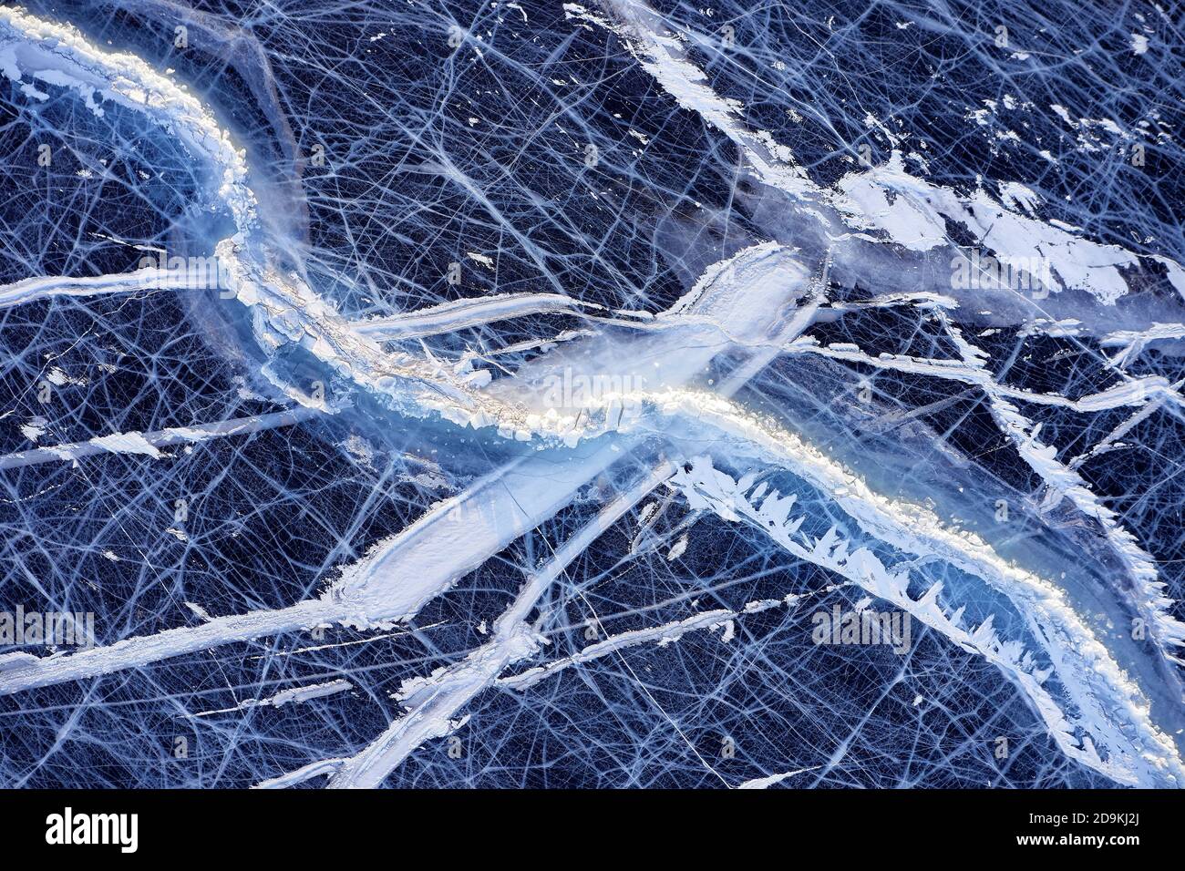 Lac Baikal gelé, vue aérienne. Magnifique paysage d'hiver avec glace claire et lisse. Célèbre monument naturel de la Russie. Bleu transparent avec profond Banque D'Images