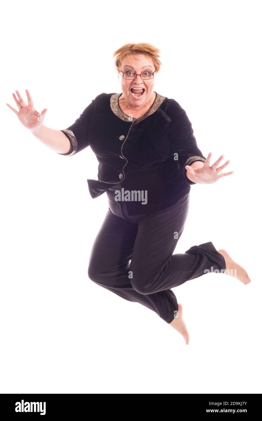 Femme d'âge moyen en veste noire et pantalon saut, portrait de studio sur fond blanc Banque D'Images