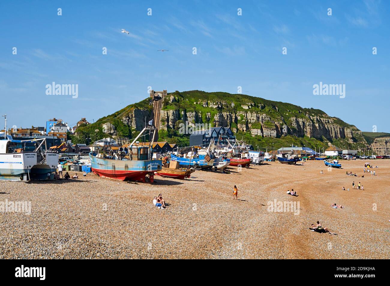 Le rivage de Hastings, sur la côte est du Sussex, dans le sud de l'Angleterre, avec des bateaux de pêche pêchés et East Hill en arrière-plan Banque D'Images