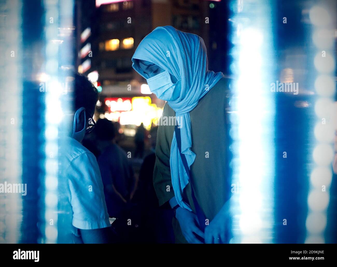 Taipei, Taïwan. 06e novembre 2020. Une femme musulmane portant un masque chirurgical est vue devant une décoration lumineuse, au milieu de la propagation de la maladie pandémique COVID-19 qui a infecté 48.8 millions de personnes et porté le nombre de morts à 1.24 millions, à Taipei City, Taiwan, le 6 novembre 2020. Le pays est entré dans le 208e jour sans transmissions locales ou infections de COVID-19. (CEng Shou Yi/ Credit: SIPA USA/Alay Live News Banque D'Images