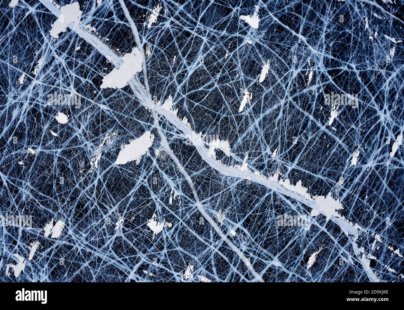 Glace bleu foncé - vue aérienne. Esthétique de glace. Lac gelé. Texture de glace propre à l'eau. Vue de magnifiques dessins sur la glace, lac Baikal en hiver Banque D'Images