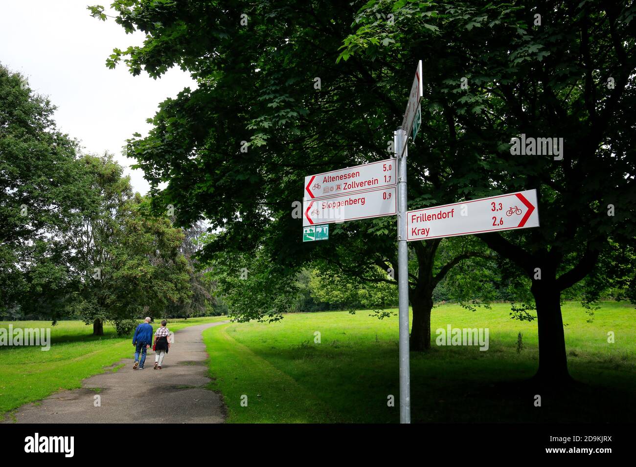 Essen, Rhénanie-du-Nord-Westphalie, région de la Ruhr, Allemagne, l'Halopark au nord d'Essen est l'une des plus anciennes zones vertes d'Essen, ici des signes sur les pistes cyclables en direction de Zollverein à l'occasion de la capitale verte d'Essen 2017 de l'Europe. Banque D'Images