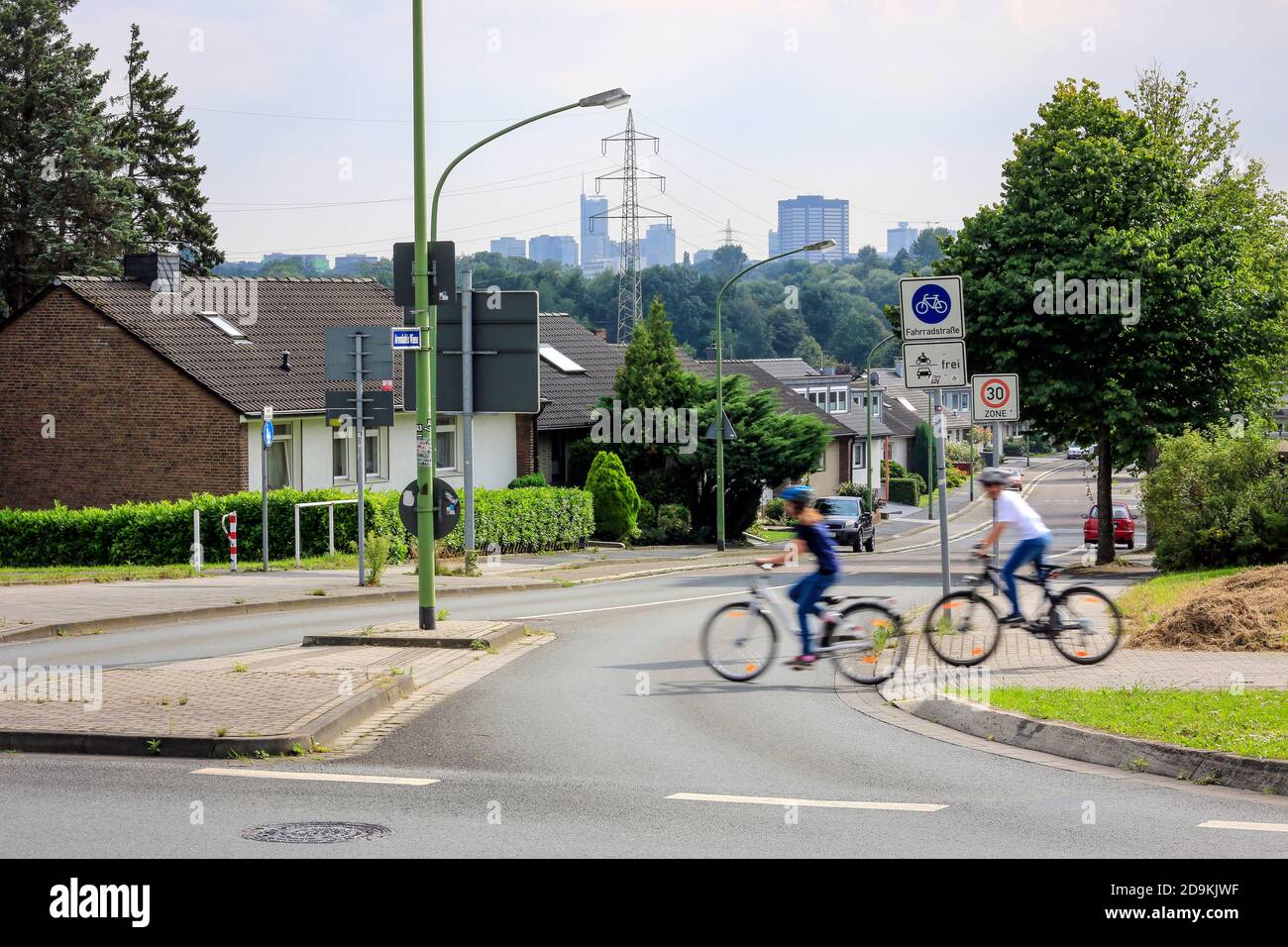 Essen, Rhénanie-du-Nord-Westphalie, région de la Ruhr, Allemagne, Fahrradstrasse avec de jeunes cyclistes à Stoppenberg avec une vue sur le centre-ville d'Essen, ici à l'occasion de la capitale verte d'Essen 2017 de l'Europe. Banque D'Images