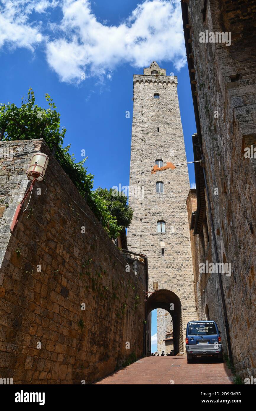 Vue panoramique sur le centre historique de San Gimignano, site classé au patrimoine mondial de l'UNESCO, avec la tour médiévale de Torre Grossa, Sienne, Toscane, Italie Banque D'Images