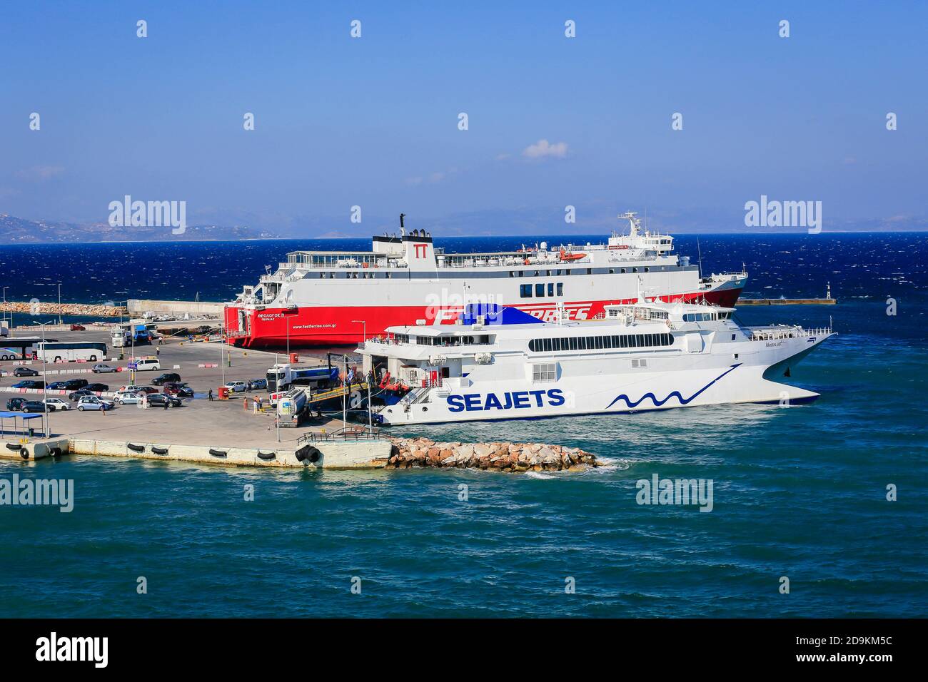 Rafina, Attica, Grèce - les ferries des lignes de Seajets et Fast Ferries attendent dans le port de Rafina pour le passage aux îles Cyclades. Banque D'Images