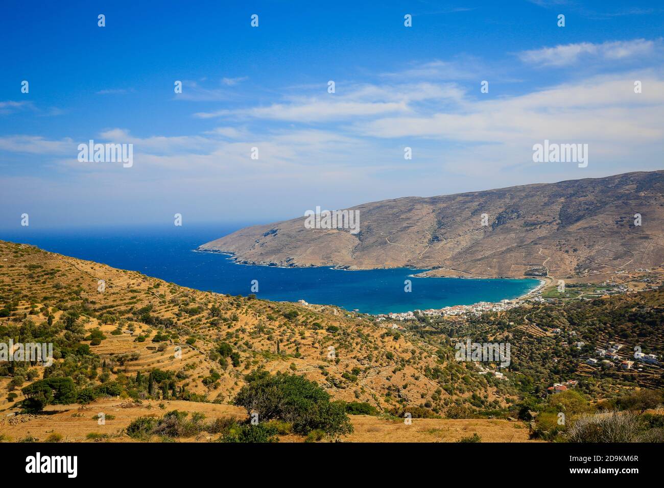 Ormos Korthiou, Ile d'Andros, Cyclades, Grèce - Paysage côtier avec le village de pêcheurs d'Ormos Korthiou. Banque D'Images