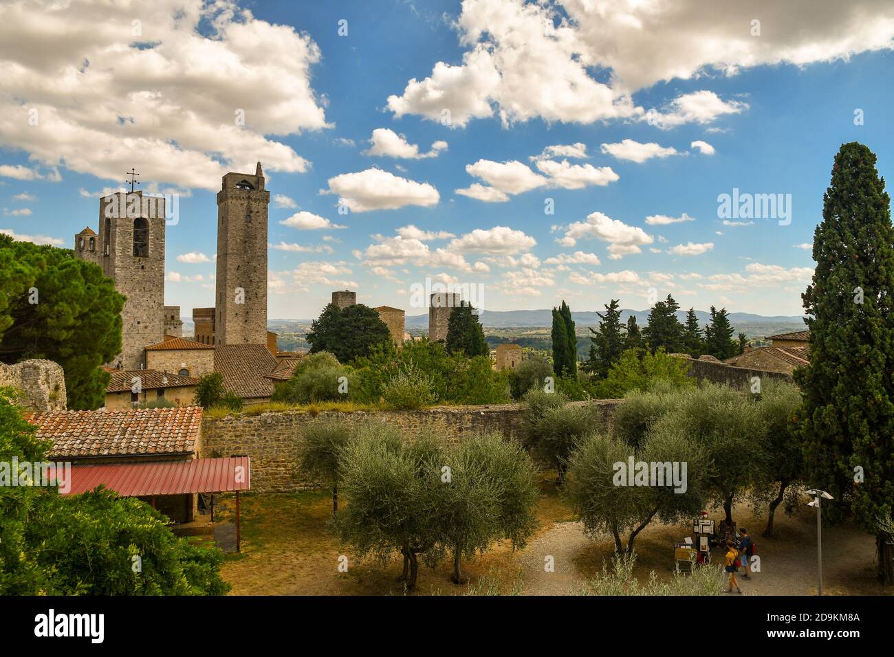 Vue imprenable depuis la forteresse Rocca di Montestaffoli des tours médiévales de San Gimignano, site classé au patrimoine mondial de l'UNESCO, Sienne, Toscane, Italie Banque D'Images