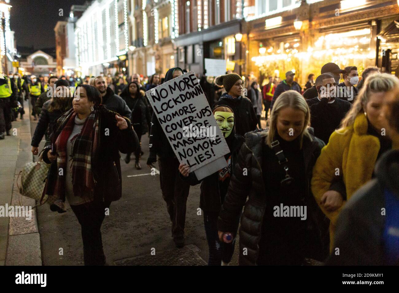 Une foule de manifestants marchant lors de la million Mask March a assisté à de nombreux sceptiques du confinement, Londres, le 5 novembre 2020 Banque D'Images