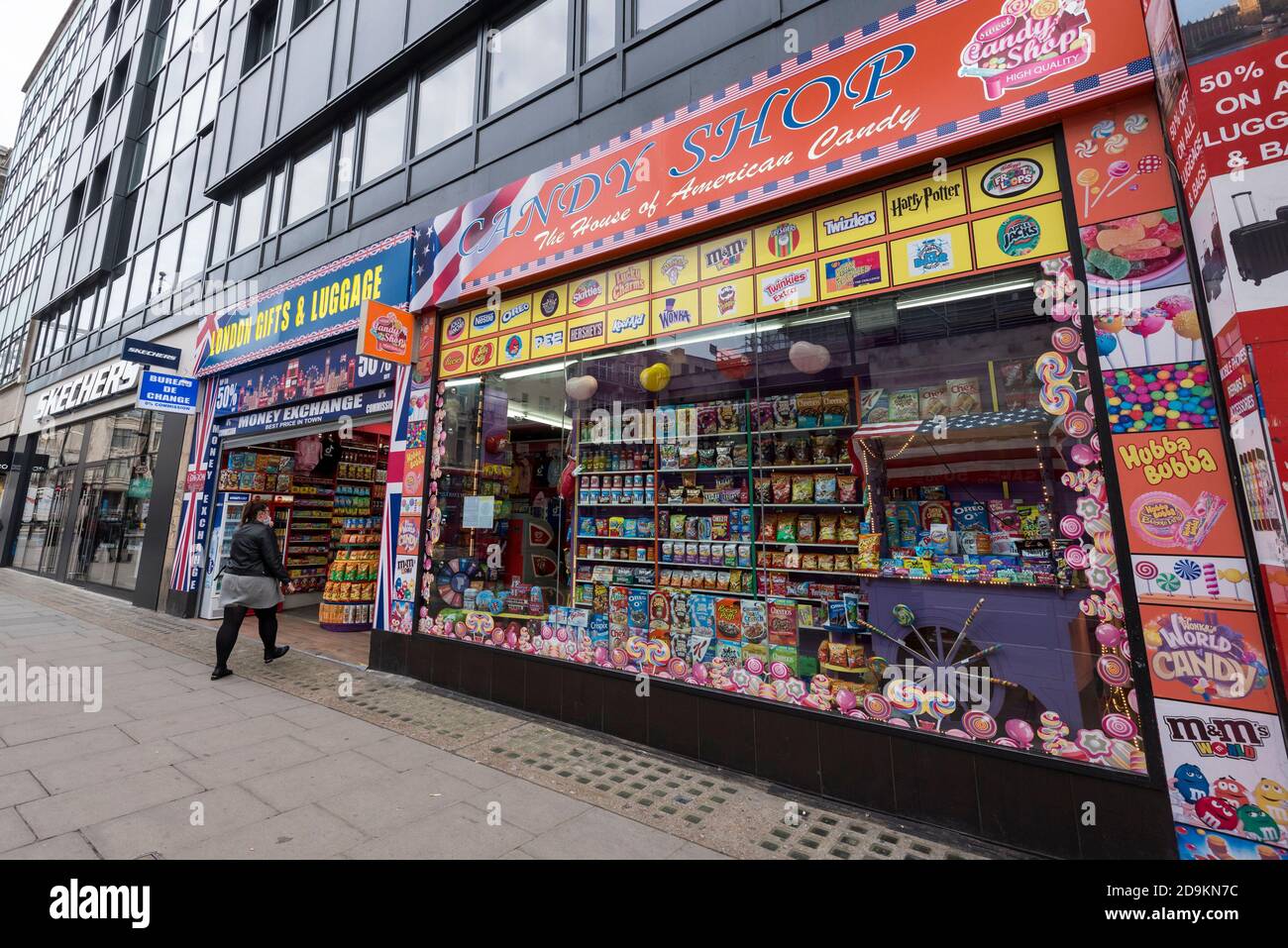 Londres, Royaume-Uni. 6 novembre 2020. Une boutique de souvenirs reste ouverte sur une rue calme d'Oxford Street le deuxième jour du confinement en Angleterre imposé par le gouvernement britannique. Les restrictions devraient durer jusqu'au 2 décembre pour tenter de contrôler la propagation de la pandémie de coronavirus. Credit: Stephen Chung / Alamy Live News Banque D'Images