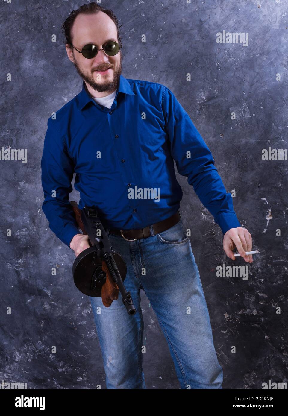 Homme mature en lunettes de soleil avec tommy Gun studio portrait Banque D'Images