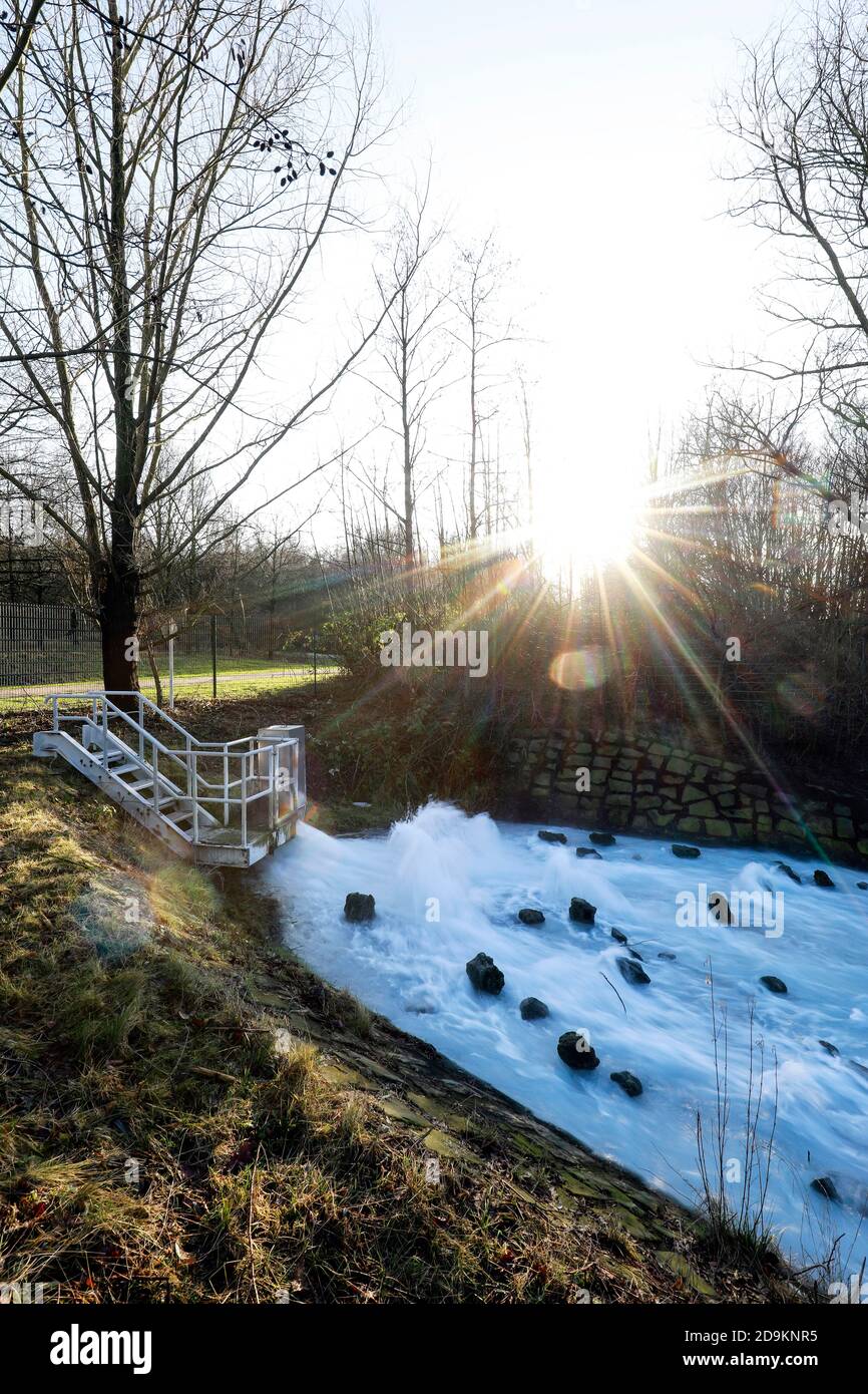 Bochum, région de la Ruhr, Rhénanie-du-Nord-Westphalie, Allemagne, décharge d'eau de fosse, l'eau de puits riche en minéraux de la mine désexploitée Robert Mueser est alimentée dans les étangs de Harpen, également connus sous le nom d'étangs de Werner, d'une profondeur de 500 m puis dans la Ruhr Banque D'Images
